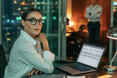 “Kocam her şeyi gizlice metresine devretti. On yıl boyunca kendi sürprizini hazırlayan bir muhasebeci eşi olduğunu bilmiyordu…”