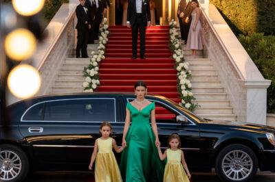 Boş bir kadını, onu aşağılamak için düğününe davet etti… ama onun bir limuzinle, bir kraliçe gibi giyinmiş ve kucağında ÜÇÜZLERİYLE gelmesini asla hayal etmemişti.