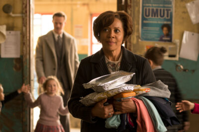 Kuyruk lambalarının kırmızı çizgileri şehrin damarlarında akarken, o gece Richard Harrison sadece şüphelerini takip etti. Karanlığın içinden bir kapı aralandı; neonları sönük bir tabelanın ardında “Anne Margaret” diye bağıran onlarca çocuk… Elinden düşmeyen dosyalar, gözünden kaçan hayatlar vardı. Gördüğü sahne, çeliğin ve camın üstünü örten soğuk zırhını tek bir anda parçaladı. O geceden sonra rakamlar anlamını kaybetti; yerini bir sandviçin sıcaklığı, bir sarılmanın ağırlığı aldı.