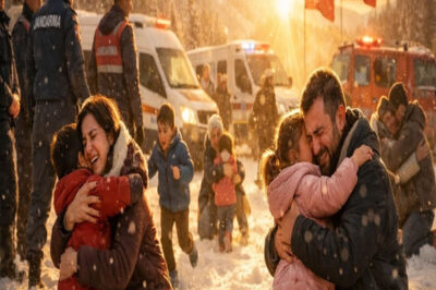 Uludağ’da Tipi Çöktüğünde 48 Çocuk Kayboldu… Bize Kalan Sadece Beklemekti Uludağ’ın etekleri o gün bembeyazdı.  Bembeyaz dediğim, insanın içini ferahlatan bir beyazlık değil… gözünü alan, sınırı belirsizleştiren bir beyazlıktı.  Okul gezisi için sabah erkenden yola çıkan 48 çocuğun kahkahaları, karın üstünde zıplayan ayak izleri gibi dağa yayılıyordu. Öğretmen Ayşe Hanım, eldivenlerinin üstüne geçirdiği parmaklarıyla çocukların montlarını düzeltip duruyordu. “Ayrılmayın,” deyip gülümsemeye çalışıyordu.  Herkesin dilinde aynı cümle vardı:  “Ne güzel hava.”  Doğa bazen tam da o cümleden sonra ciddileşir.  Saatler öğleden sonra 3’ü gösterdiğinde kar usul usul yağmaya başladı. Önce ince taneler… sonra daha sık… sonra bir anda… sanki biri gökyüzündeki perdeyi çekti.  Yarım saat içinde, göz gözü görmez bir tipi fırtınasına döndü.  Çocukların neşesi, bir anda sesini kaybetti. O an, insanın içinde bir şey kırılır ya… Kahkaha bir saniye önce vardı, bir saniye sonra yoktur.  Ayşe Hanım’ın parmakları titredi.  Telefonuna sarıldı.  Sesi, rüzgârın içinde neredeyse duyulmayacak kadar inceydi ama söylediği söz, Bursa Jandarma Komutanlığı’nda yankılandı:  “48 çocuğumuz kayıp… Kar fırtınası çok şiddetli… Hiçbir şey göremiyoruz…”  O cümlenin ardından, bir şehirde alarm zilleri çalmaya başladı.  Operasyonun adı hemen kondu:  Kar Melekleri.  Jandarma Albayı, arama-kurtarma komutanı olarak durumu özetledi:  “48 çocuk, kar fırtınasında kayıp. Her dakika kritik. Operasyon başlıyor.”  Hava şartları adeta bir düşman gibiydi.  Sıcaklık -20 derece.  Rüzgâr saatte 80 kilometre hızla esiyor.  Görüş mesafesi sadece 2 metre.  Meteoroloji uzmanının uyarısı, insanın kanını donduracak cinstendi:  “Bu şartlarda açıkta kalma süresi maksimum 6 saat. Sonrası hayati tehlike.”  O “6 saat” kelimesi, ailelerin kalbine bir saat gibi düştü.  Kara haber ailelere ulaştığında okulun kapısında tam bir kaos yaşandı.  48 aile, çocuklarından bir haber alabilmek için oraya koşmuştu.  Kimisi pijamasıyla, kimisi montunu bile tam giyemeden… İnsan böyle anlarda kendini tamamlayamıyor. Sadece koşuyor.  Gözü yaşlı bir anne, Fatma Hanım… hıçkırıklar içinde bağırıyordu:  “Kızım daha 8 yaşında! Bu soğukta nasıl dayanacak?”  Yanında duran bir baba, Hasan Bey… dondurucu soğukta zangır zangır titriyordu, ama titremesi sadece hava yüzünden değildi:  “Oğlum astım hastası… İlacı bile yanında değil.”  Birinin elinde küçük bir eldiven kalmıştı.  Birinin cebinde çocuğunun kâğıda çizdiği bir resim.  Bir anne, çocuğunun adını tekrar tekrar söylüyordu, sanki adı duyulursa dağ geri verir gibi.  O sırada, jandarma ekipleri sadece 20 dakika içinde seferber oldu.  Tam 150 personel.  Özel eğitimli arama köpekleri.  Gecenin karanlığını delen termal kameralar.  Hepsi tek bir amaç için hazırdı: 48 çocuğu sağ bulmak.  Tim lideri Jandarma Yüzbaşı, stratejiyi belirledi:  “Çocuklar muhtemelen panik yapmadan sığınacak yer aramış, gruplar halinde saklanmıştır.”  Bu cümle, dışarıdan bakınca teknik bir cümleydi. Ama içinde bir umut vardı.  Demek ki çocuklar da bir şey yapmıştı.  Demek ki sadece “kaybolmak” değildi.  Demek ki “dayanmak” da vardı.  İlk arama ekipleri, gece saat 7 sularında dağa tırmanmaya başladı.  Kar kalınlığı 1,5 metreyi buluyordu.  İlerlemek neredeyse imkânsızdı.  Rüzgâr, insanın yüzünü bıçak gibi kesiyor; nefes alırken boğazın yanıyordu.  O gece, arama-kurtarma dediğin şeyin “kahramanlık” gibi görünmediğini anlıyorsun.  O gece kahramanlık; üşümeye rağmen yürümek, gözünü kırpmadan bakmak, bir adım daha atmak.  Çünkü biri seni bekliyor.  Çok geçmeden ileri keşif takımındaki Üsteğmen’den umut verici bir haber geldi:  “Çocuk ayak izleri tespit ettik. Üç farklı gruba ayrılmışlar.”  Bu haber, komuta merkezinde bir anlık sessizlik yarattı.  Sonra o sessizlik, iç çekişe dönüştü.  Çocukların panikle dağılmadığını, organize hareket ettiklerini gösteriyordu.  Küçücük bedenler, akıllarınca hayatta kalmaya çalışmıştı.  Saatler 22:30’u gösterdiğinde ilk “mucize” haberi geldi.  Bir ağaç kovuğuna sığınmış 12 çocuk bulunmuştu.  Jandarma Çavuşu, minik bedenleri korkutmamak için yumuşak bir sesle yaklaştı.  Kaskının içinden çıkan nefesi bile dikkatliydi.  “Korkmayın çocuklar… Jandarma amcanız geldi. Artık güvendesiniz.”  O an, 7 yaşındaki Zeynep ağlayarak sordu:  “Jandarma amca… çok üşüdük. Annem geldi mi?”  Bu soru, insanın içini yakar.  Çünkü çocuk, “annem” derken aslında “dünya” der.  12 çocukta da hipotermi belirtileri vardı ama hayati tehlikeleri yoktu.  Hızla hastaneye sevk edildiler.  Ambulansta kızını gören Fatma Hanım, “Kızım… Allah’a şükür hayattasın… seni kaybettiğimi sandım,” diyerek ona sıkıca sarıldı.  O sarılış, sadece bir sarılış değildi.  Üç gün sürecek bekleyişin ilk nefesiydi.  Ama geride hâlâ 36 kayıp çocuk vardı.  Arama, zorlu koşullara rağmen bir an bile durmadı.  Gün ağırdığında kar yağışı durmuştu.  Ama bu sefer de ayaz bastırmıştı.  Termometreler -25’i gösteriyordu.  Ayaz, karın şakası değildir.  Kar yağarken en azından gökyüzü “hareket eder” gibi gelir.  Ayazda ise her şey donar.  Nefesin bile.  Jandarmanın keskin burunlu arama köpekleri, ikinci grubu bir kaya çukurunda buldu.  Jandarma Astsubayı telsizden müjdeyi verdi:  “15 çocuk daha bulundu. Durumları iyi. Konuşabiliyorlar.”  Bu defa 9 yaşındaki Ahmet, kendisini kurtaran jandarmaya masum bir endişeyle sordu:  “Jandarma amca… arkadaşlarımı da kurtaracaksın değil mi?”  Astsubay’ın cevabı netti.  “Tabii ki oğlum. Hiçbir arkadaşını burada bırakmayacağız.”  Bu cümle, o gün sadece Ahmet’e söylenmedi.  Okulun önünde sabahlayan bütün anne-babalara söylenmiş gibiydi.  Artık kurtarılan çocuk sayısı 27’ye ulaşmıştı.  Ama 21 çocuk hâlâ kayıptı.  Ailelerin umutlu bekleyişi, endişeyle harmanlanıyordu.  Bir umut var… ama her umut, yanında bir korku taşıyordu.  Operasyonun üzerinden tam 48 saat geçmişti.  Ve tam o sırada meteorolojiden ikinci bir kötü haber geldi:  “6 saat sonra yeni ve daha şiddetli bir fırtına geliyor.”  Jandarma Albayı için zaman artık saniyelerle ölçülüyordu.  “6 saat içinde kalan çocukları bulmak zorundayız.”  Tüm ekipler yeniden seferber edildi.  Termal dronelar gökyüzünde.  Profesyonel dağcılar sarp kayalıklarda.  Gönüllü arama timleri ormanın derinliklerinde.  Bu noktada arama-kurtarma, bir kurumun işi olmaktan çıkıp bir milletin sabrına dönüşür.  Ama sabır, pasif bir şey değildir.  Sabır; doğruyu yapmakta ısrar etmektir.  İkinci günün öğleden sonrası, 3’üncü grup tespit edildi.  Ama en zor ulaşılacak yerdeydiler.  Derin bir vadide.  Oraya “yürüyerek” gitmek yoktu.  Bir jandarma dağ komandosu, repel tekniğiyle, yani iple vadiye süzüldü.  Aşağı indiğinde rüzgârın sesi değişti. Vadi, sesi içine alıp boğuyor gibi olur.  Telsizden gelen ses, herkese derin bir nefes aldırdı:  “10 çocuk bulundu. Durumları kritik ama yaşıyorlar.”  Bu çocuklar tam 48 saati açık havada geçirmişti.  Ciddi hipotermi yaşıyorlardı.  Hastaneye koşan 11 yaşındaki Elif’in babası, gözyaşları içinde sadece şunu diyebildi:  “Kızım… hayatta başka hiçbir şey önemli değil.”  Bazen bir insanın bütün hayat felsefesi bir cümleye sığar.  O cümle o gün çok söylendi.  Çünkü geriye sadece 11 çocuk kalmıştı.  En zor bulunan, en çok endişe edilen grup.  Üçüncü günün sabahında beklenen yeni kar fırtınası başlamıştı.  Arama daha da zorlaştı ama durmadı.  Jandarmanın lügatinde pes etmek yoktu.  Tam 72 saattir aralıksız arıyorlardı.  İnsan bedeninin sınırları vardır.  Ama bazen insanın vicdanı, bedenin sınırını geçer.  Öğlen saatlerine doğru, arama köpeği Karabaş’ın ısrarlı havlamaları duyuldu.  Havlama, normalde “ses”tir.  Ama o an, havlama bir “işaret”ti.  “Burada.”  “Yakın.”  “Pes etmeyin.”  Son grup bulundu.  En uzak noktada, sık bir çam ormanının içinde 11 çocuk birbirine sarılmış bekliyordu.  Jandarma teğmeni koşarak onlara yaklaştı, dizlerinin üstüne çöktü, sonra telsize bağırdı:  “Buldum! 11 çocuğun hepsi yaşıyor!”  O an, komuta merkezinde kimse bağırmadı.  Kimse zıplamadı.  Sadece bir sessizlik oldu.  Bir saniyelik.  Sonra herkes aynı anda nefes aldı.  Grubun en küçüğü 7 yaşındaki Efe, donmak üzereydi.  Bir jandarma hiç tereddüt etmeden montunu açtı, Efe’yi göğsüne aldı.  Kendi vücut ısısıyla onu ısıtmaya başladı.  Bu hareketin adı “kahramanlık” değil aslında.  Bu, insanın içgüdüsü.  Çocuk üşüyorsa, sen ısınırsın.  Jandarma Astsubayı Efe’yi kucağına alırken fısıldadı:  “Dayanıklı çocuksun. Şimdi annenin yanına gidiyorsun.”  Ve operasyon bitti.  48 çocuğun tamamı bulunmuştu.  Tek bir kayıp bile yoktu.  Hastane önü bu kez sevinç gözyaşlarına sahne oldu.  48 aile, çocuklarına kavuşmanın mutluluğunu yaşıyordu.  Oğlu Efe’yi gören annesi dizlerinin üzerine çöktü.  “Oğlum! Üç gün cehennem yaşadım… Sen yaşıyorsun ya… Başka hiçbir şey önemli değil.”  Zeynep’in babası, jandarma çavuşunun elini öpmeye çalışarak:  “Çocuğumu hayata döndürdünüz. Size nasıl teşekkür edeceğimi bilmiyorum.”  dedi.  Çavuş’un cevabı ise teşkilatın alçakgönüllülüğünü yansıtıyordu:  “Görevimizi yaptık. Çocuklar bizim geleceğimiz.”  Düzenlenen basın toplantısında Jandarma Albayı gururla sonucu açıkladı:  “72 saat süren operasyon sonucunda 48 çocuğun hepsi sağ olarak ailelerine teslim edilmiştir.”  Bu başarı dünya basınında da yer buldu.  CNN “Kar fırtınasından 48 çocuk sağ kurtarıldı” diye yazdı.  BBC “Mükemmel dağ kurtarma operasyonu… tüm çocuklar imkânsız koşullarda güvende bulundu” başlığını attı.  Ama o gün, en ağır başlıklar gazetelerde değil, ailelerin yüzlerinde yazılıydı.  Üç gün uykusuz, üç gün dua, üç gün içi yanık.  Ve sonunda bir çocuğun sıcak nefesi.  Kurtarılan çocuklar, kahramanlarına mektuplar yazdı.  8 yaşındaki Zeynep şöyle yazmıştı:  “Jandarma amca, beni karların arasından bulup annemin yanına götürdün. Seni çok seviyorum.”  9 yaşındaki Ahmet ise:  “Üç gün karda bekledim ama senin geleceğini biliyordum. Çünkü sen jandarmasın.”  Bu satırlar, tüy gibi hafif görünür.  Ama içinde üç günlük bir kış vardır.  Korku vardır.  Üşümek vardır.  Ve en önemlisi… birinin geleceğine inanmak vardır.  Bu operasyon sadece bir kurtarma hikâyesi değildi.  Bu; çocuk sevgisinin, pes etmeyen bir ruhun, sabrın ve dayanışmanın kanıtıydı.  O kış, 48 çocuk mucizevi şekilde hayatta kaldı.  48 aile yeniden nefes aldı.  Ve dünya bir kez daha gördü:  Söz konusu bir çocuğun hayatıysa, “imkânsız” kelimesi bazen sadece bir bahane olur.  Ben o gün şunu düşündüm:  Bazen adalet, bir suçlunun cezalandırılması değildir.  Bazen adalet, kimsenin kaybolmamasıdır.  Bazen adalet, bir çocuğun annesine geri dönmesidir.  Ve bazen en büyük kahramanlık, bağırarak değil…  Sustukça, sabrettikçe, yürüdükçe yapılır.
